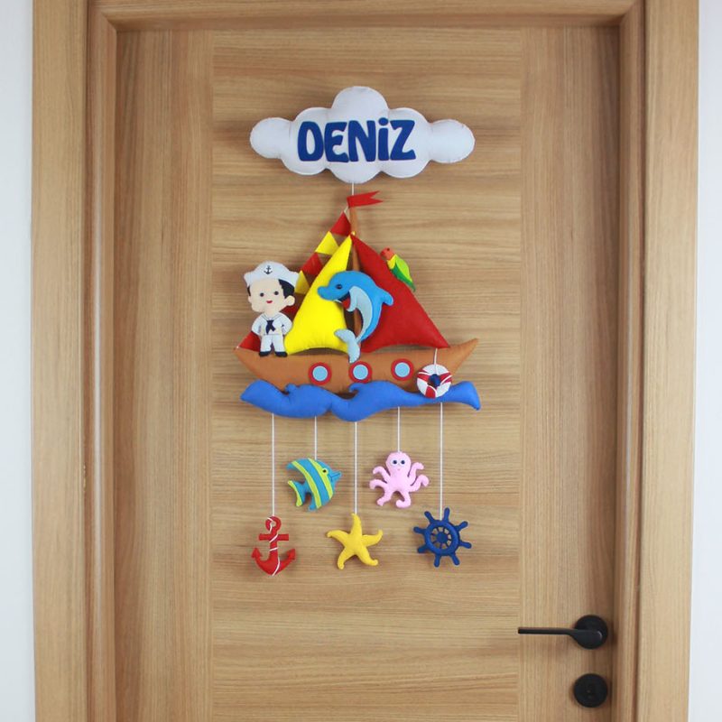 Deniz isimli yunuslu ve denizci figürlü keçe bebek kapı süsü