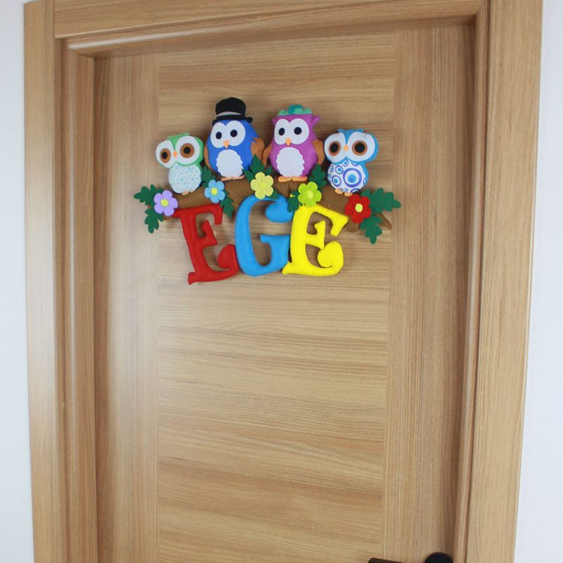 Ege yazılı büyük dolgulu keçe harfler ve çiçek detayları