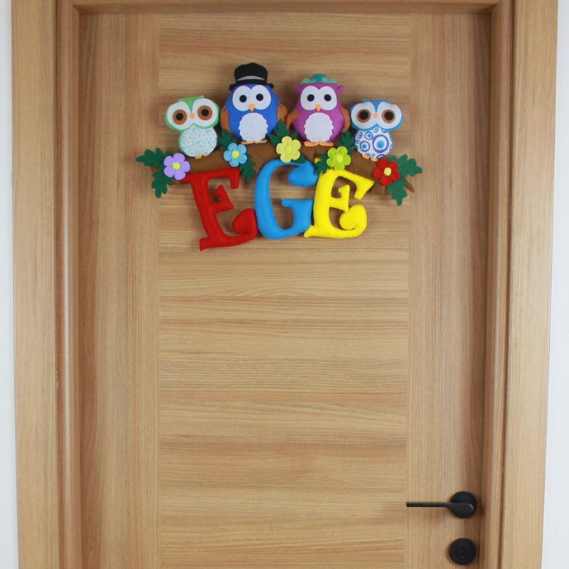 Ege isimli dalda baykuş ailesi ve çiçekli keçe bebek kapı süsü