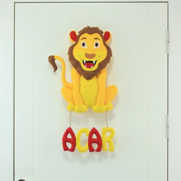 Acar İsimli Aslan Bebek Kapı Süsü