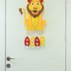 Acar İsimli Aslan Bebek Kapı Süsü – kapıda tam görünüm