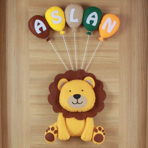 Aslan İsimli Balonlu Sevimli Aslan Keçe Bebek Kapı Süsü – kapak
