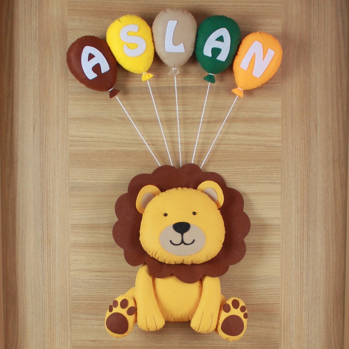 Aslan İsimli Balonlu Sevimli Aslan Keçe Bebek Kapı Süsü – kapak
