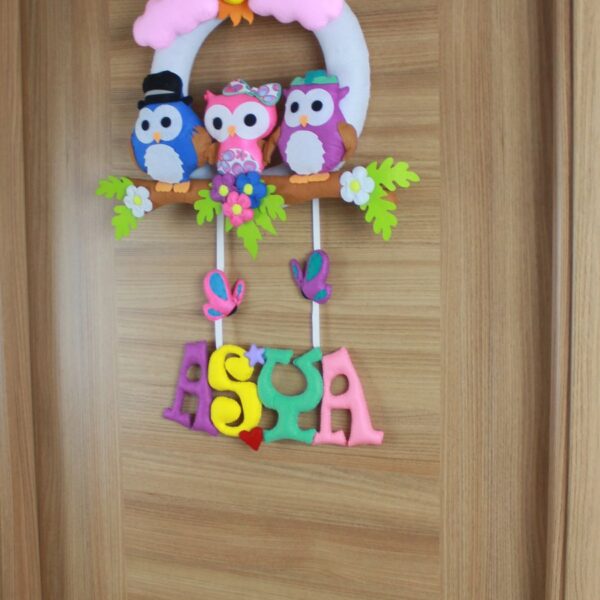 Asya isimli baykuş kız bebek kapı süsü – ASYA isimli örnek, sağdan görünümü