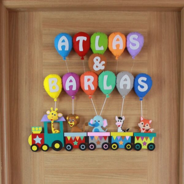 Atlas ve Barlas yazılı renkli keçe balonlar ve safari treni