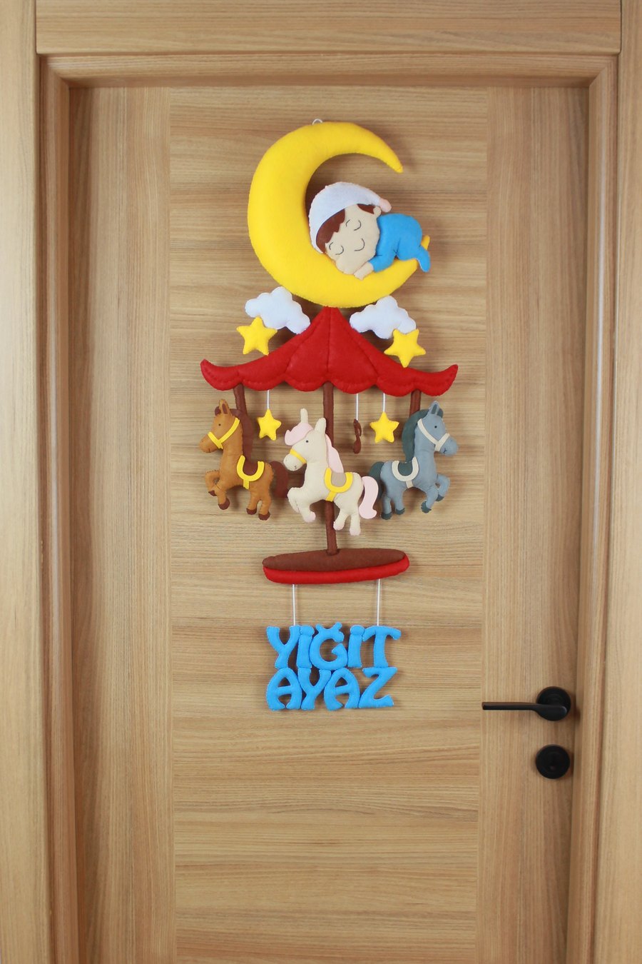 Ay Dede ve Atlı Karınca Sarkıt Harfli Keçe Bebek Kapı Süsü – kapıda görünümü