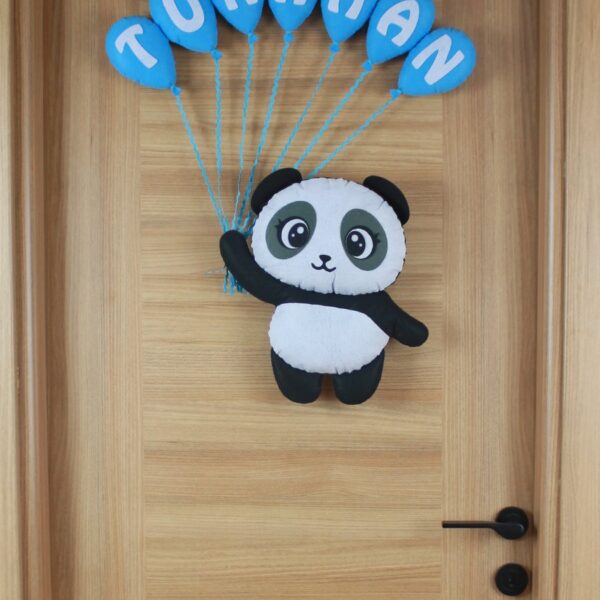 Balonlu Panda Keçe Bebek Kapı Süsü – kapıda görünümü