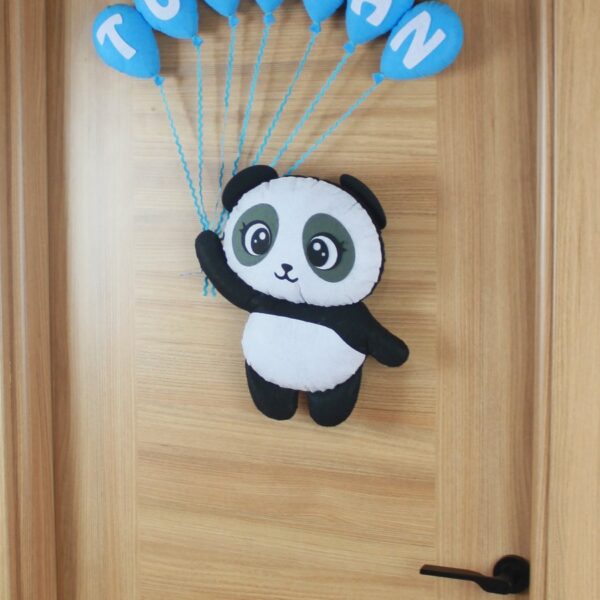 Balonlu Panda Keçe Bebek Kapı Süsü – sağdan görünümü
