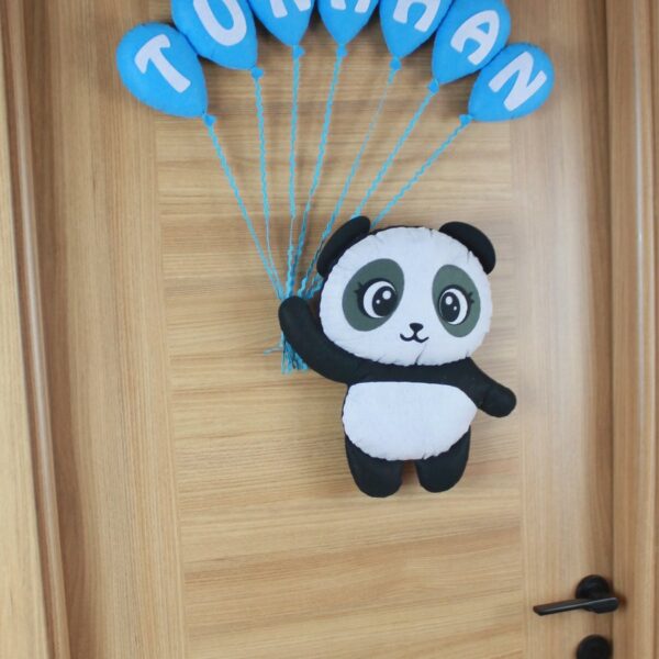 Balonlu Panda Keçe Bebek Kapı Süsü – soldan görünümü