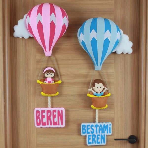 Beren ve Bestami Eren isimli Kardeşler Balonlu Kapı Süsü