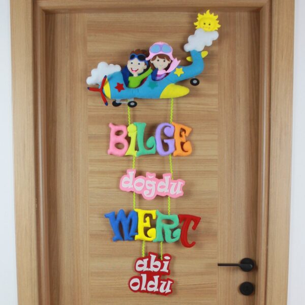 Bilge ve Mert isimli Kardeş Pilot Kapı Süsü