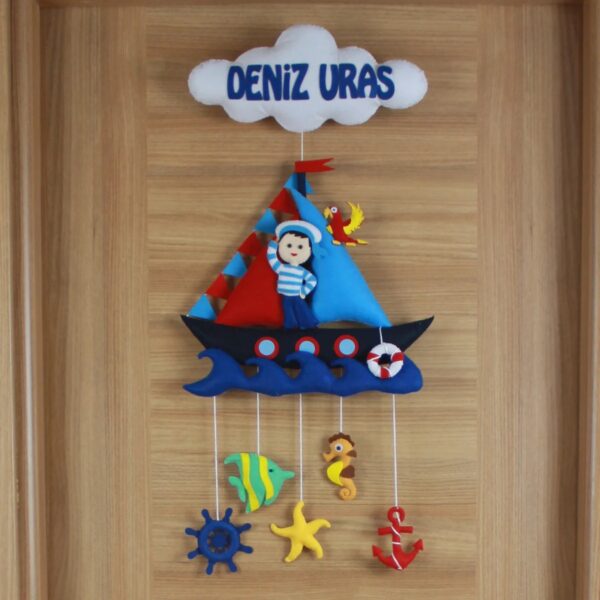 Deniz Uras yazılı bulut ve yelkenli denizci keçe kapı süsü
