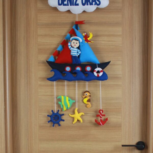 Deniz Uras isimli denizci kapı süsü kapıda önden