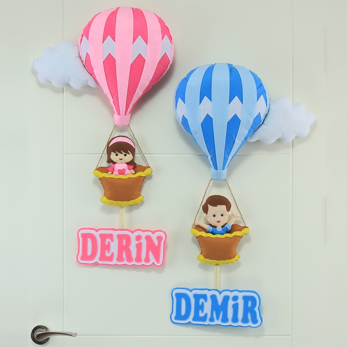 Derin ve Demir İsimli Kardeşler Balonlu Keçe Bebek Kapı Süsü