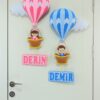 Derin ve Demir İsimli Kardeşler Balonlu Keçe Bebek Kapı Süsü – kapıda tam görünüm