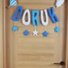 Doruk İsimli İp İsimlik Keçe Bebek Kapı Süsü – kapıda tam görünüm