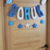Doruk İsimli İp İsimlik Keçe Bebek Kapı Süsü – sol yan görünüm
