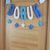 Doruk İsimli İp İsimlik Keçe Bebek Kapı Süsü – sağ yan görünüm