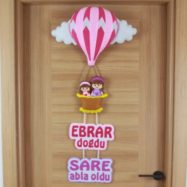 Ebrar ve Sare isimli Sıcak Hava Balonlu Kardeş Kapı Süsü