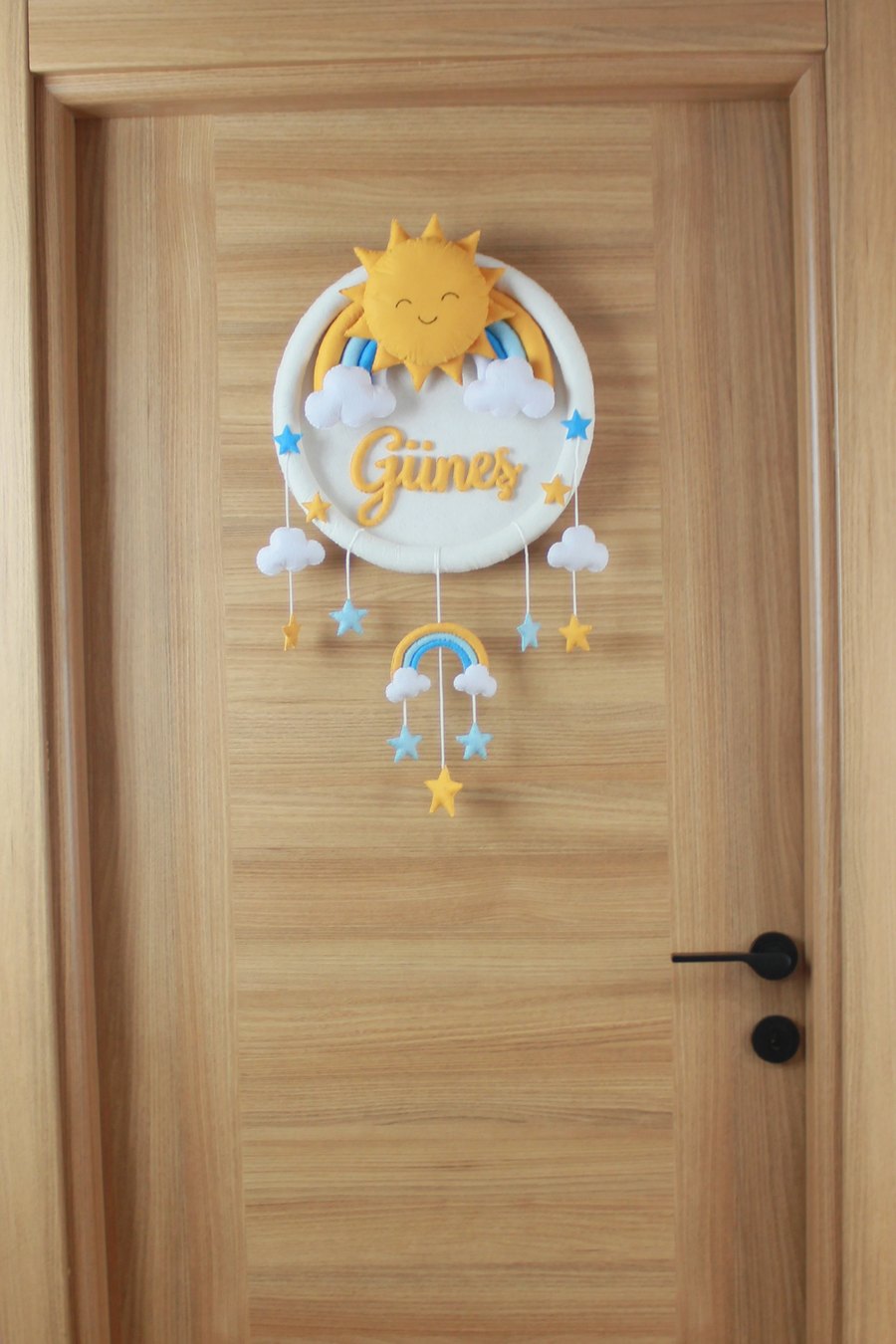 Güneşli Gökkuşağı Kasnak Keçe Bebek Kapı Süsü – kapıda görünümü