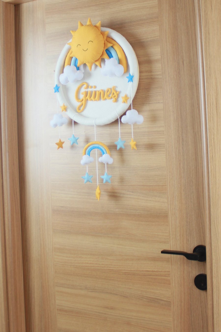 Güneşli Gökkuşağı Kasnak Keçe Bebek Kapı Süsü – sağdan görünümü