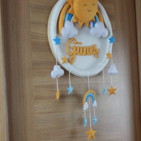 Güneşli Gökkuşağı Kasnak Keçe Bebek Kapı Süsü – soldan görünümü
