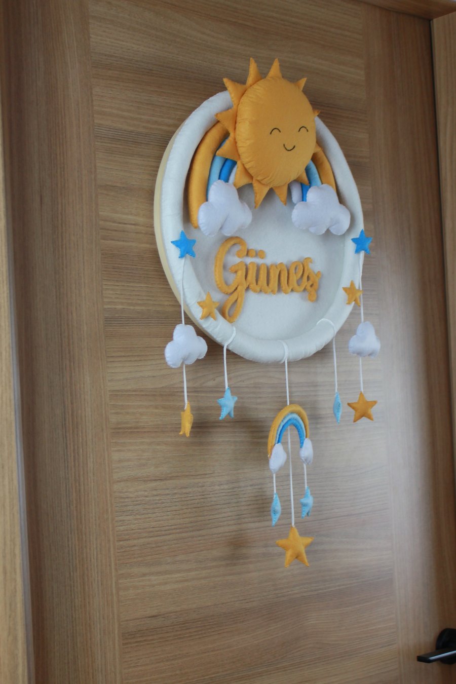 Güneşli Gökkuşağı Kasnak Keçe Bebek Kapı Süsü – soldan görünümü
