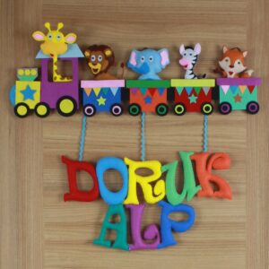 Sarkıt Harfli Trenli Safari Keçe Bebek Kapı Süsü