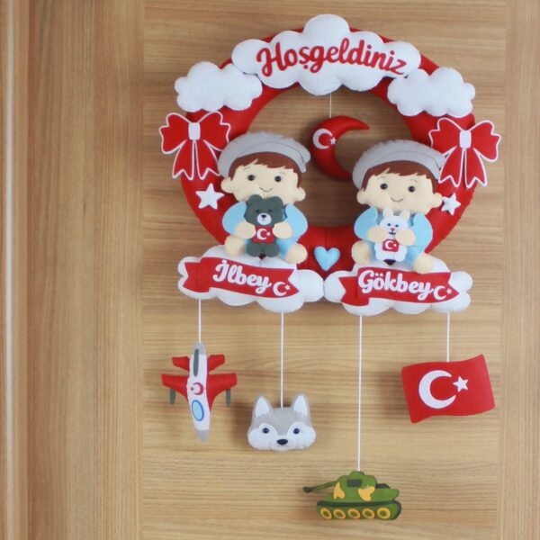 Türk Bayraklı Asker Kardeşler Keçe Kapı Süsü – kapak