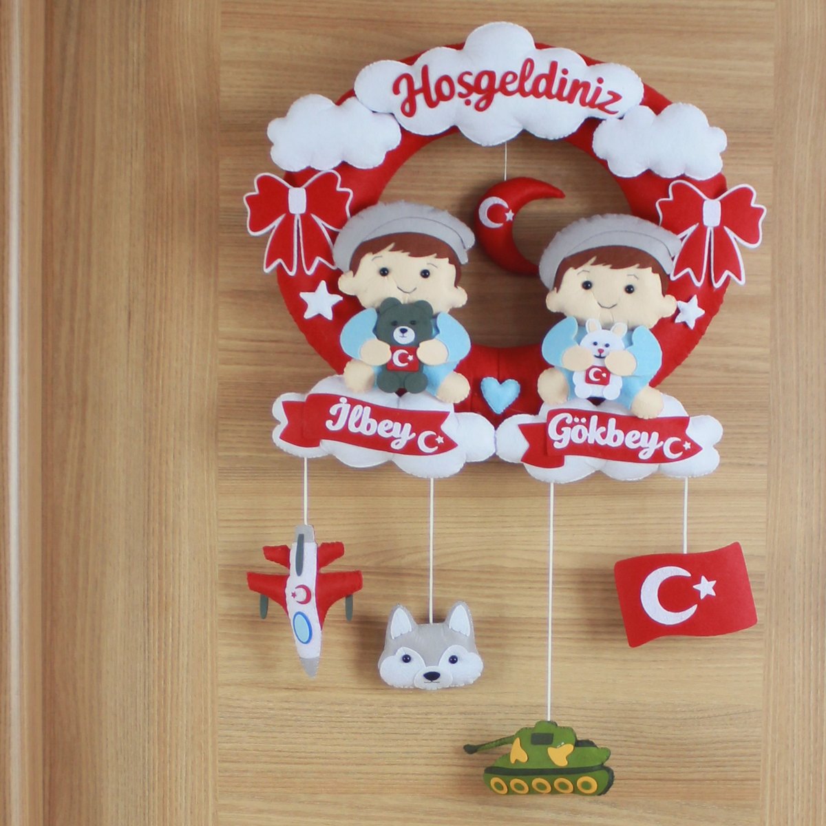 Türk Bayraklı Asker Kardeşler Keçe Kapı Süsü – kapak