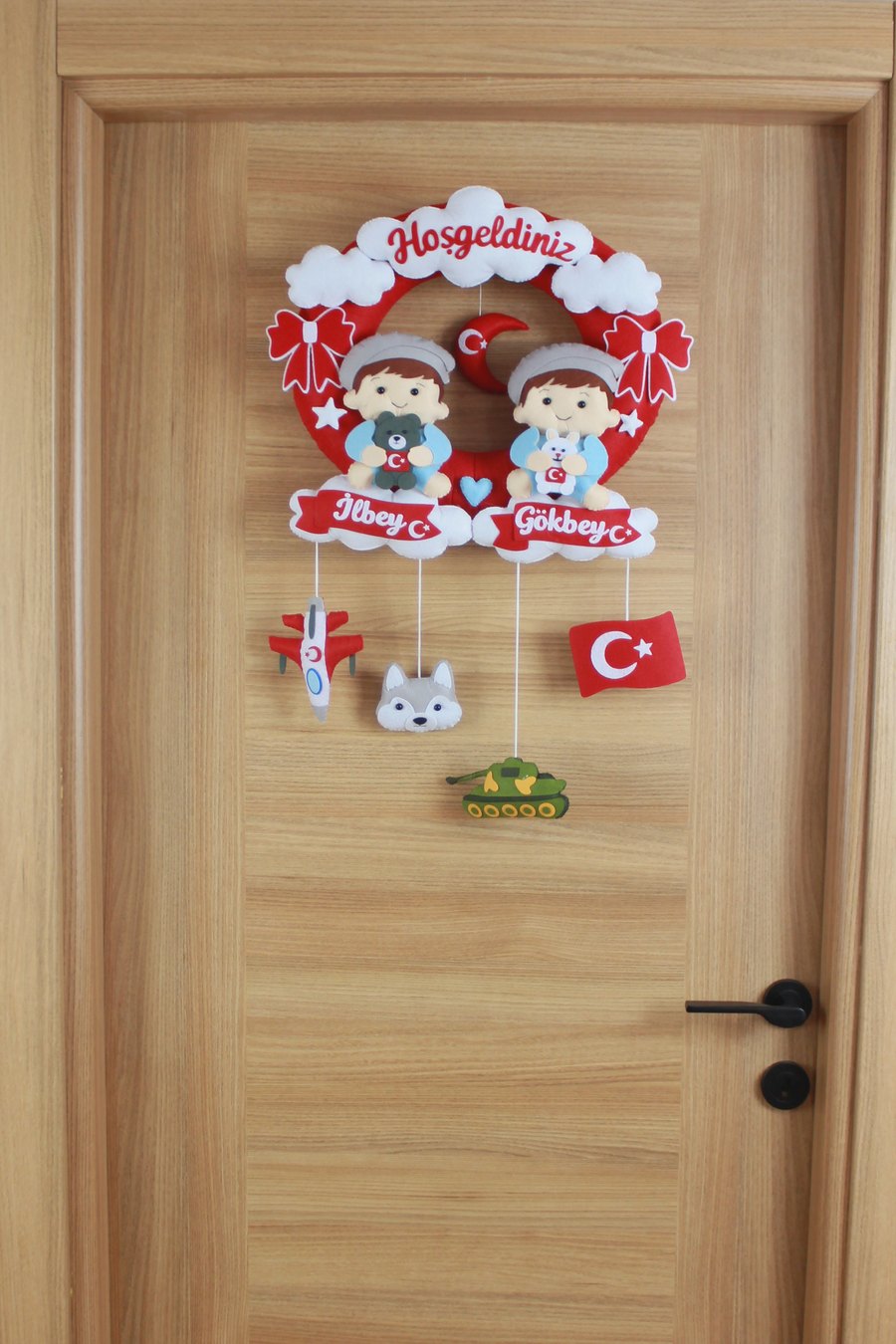 Türk Bayraklı Asker Kardeşler Keçe Kapı Süsü – kapıda görünümü