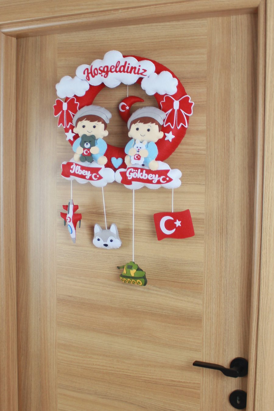 Türk Bayraklı Asker Kardeşler Keçe Kapı Süsü – sağdan görünümü