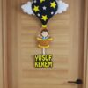 Yusuf Kerem İsimli Sarı Lacivert Yıldızlı Balonlu Keçe Bebek Kapı Süsü – kapıda tam görünüm