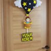Yusuf Kerem İsimli Sarı Lacivert Yıldızlı Balonlu Keçe Bebek Kapı Süsü – sol yan görünüm