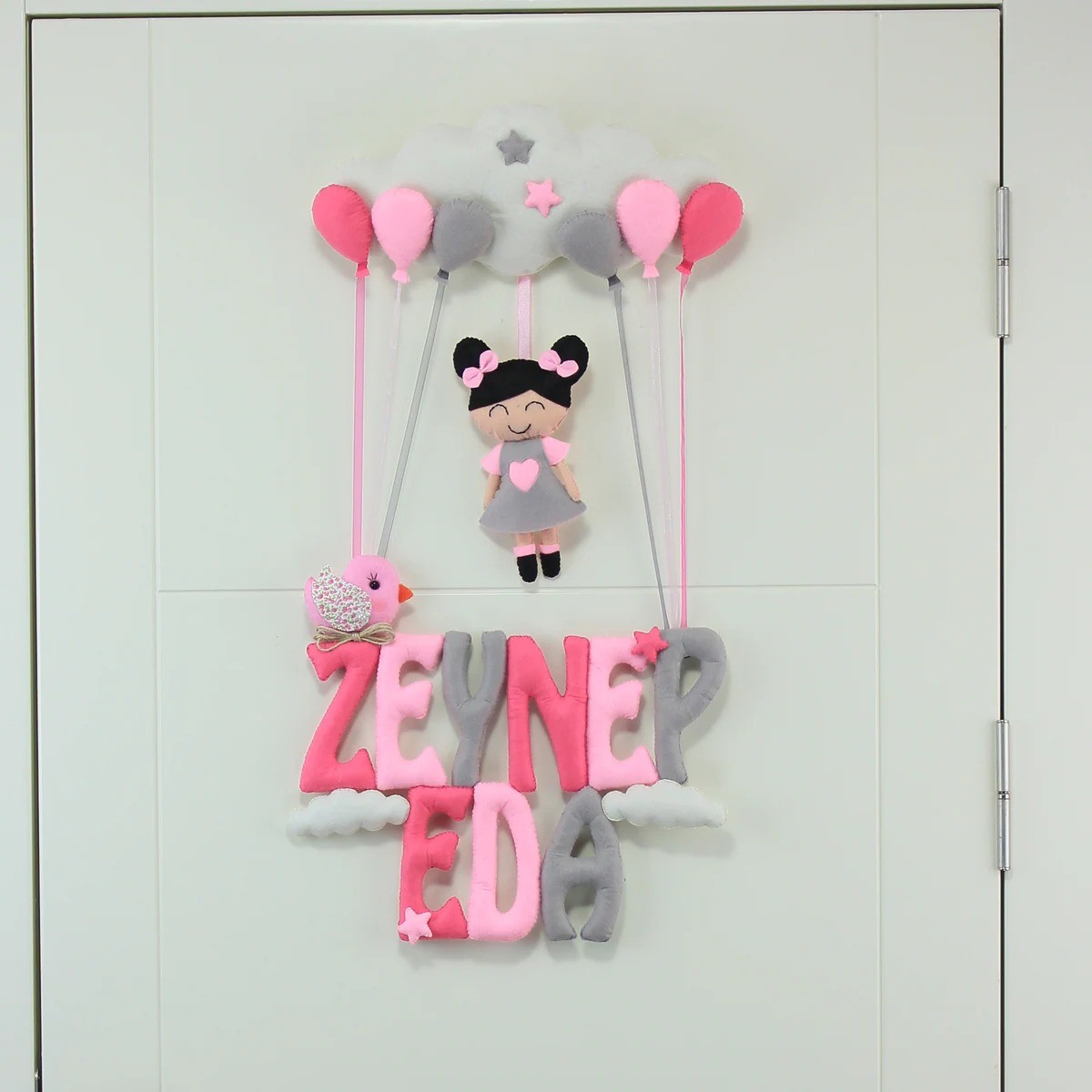 Zeynep Eda İsimli Pembe Gri Bulutlu Kız Bebek Kapı Süsü